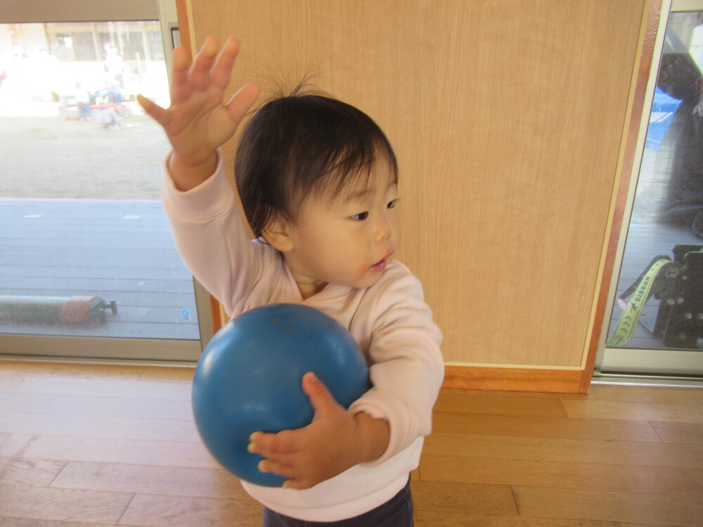 子どもがボールを持っている