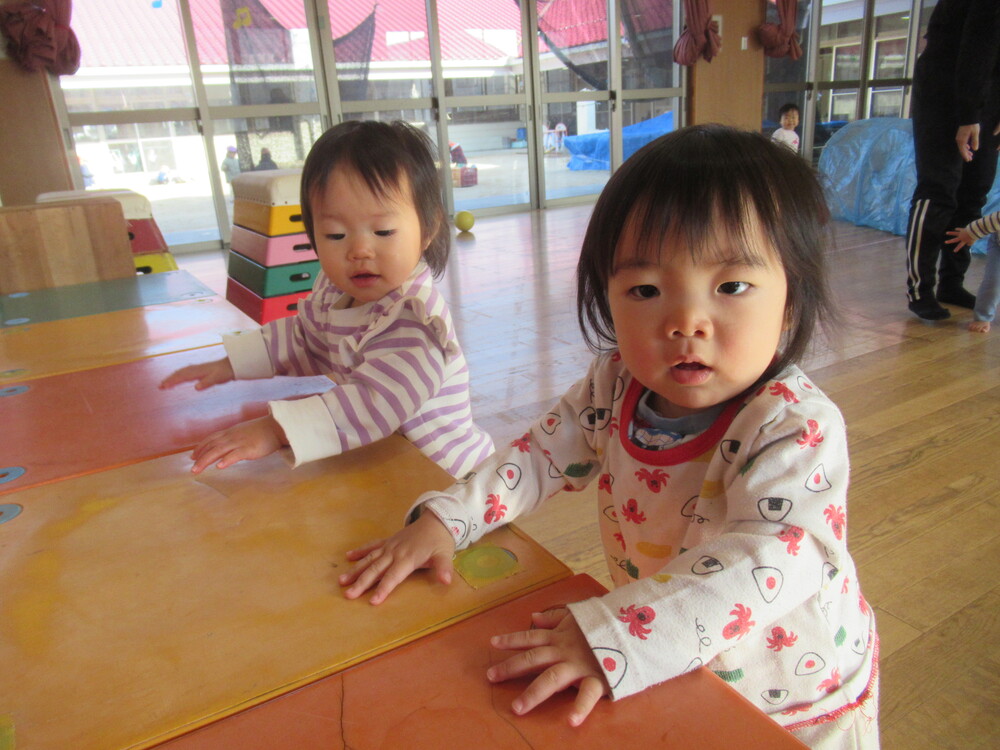 子どもがカラーボックスを叩いている
