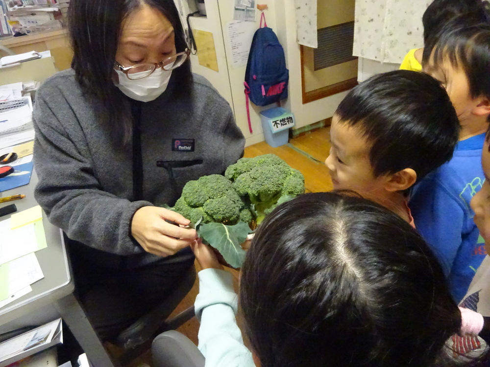 園長先生に見せに行く様子