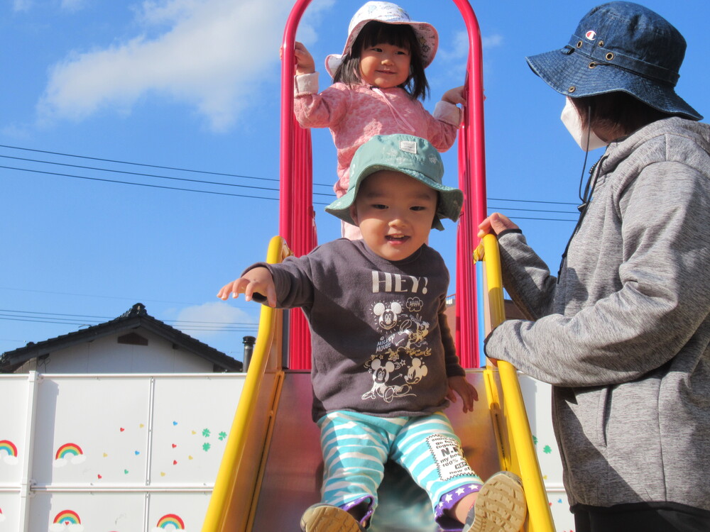 すべり台を滑っている