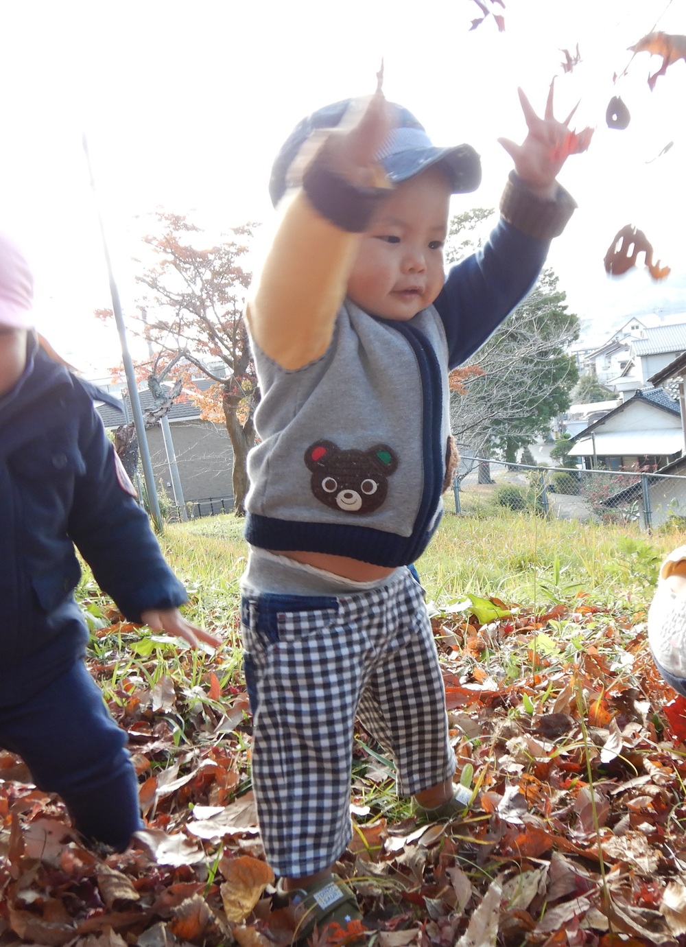落ち葉遊び