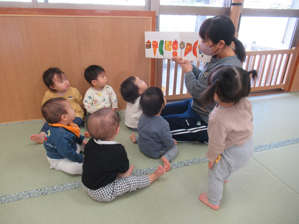 絵本を見る子ども達