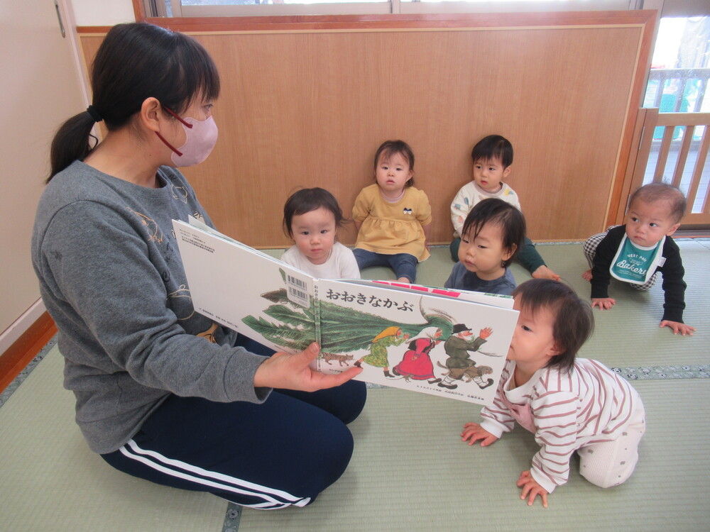 絵本を見る子ども達