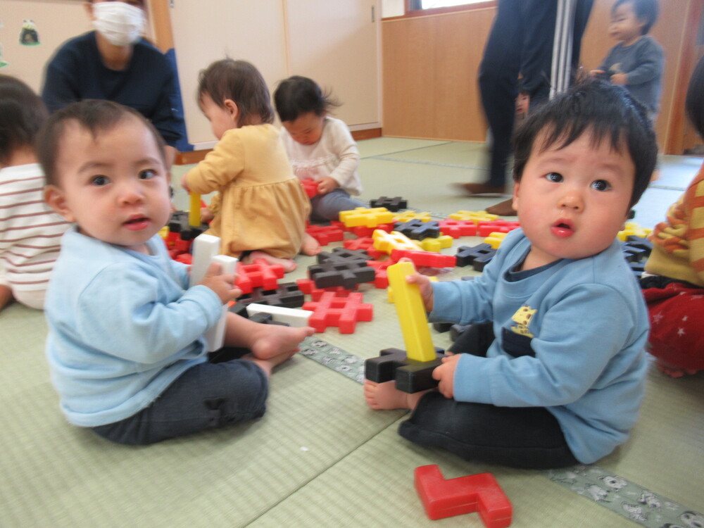 ブロックで遊ぶ子ども