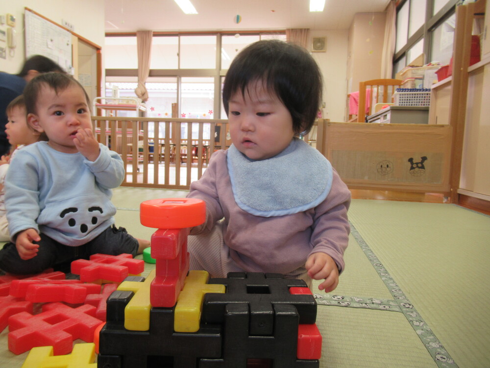 ブロックで遊ぶ子ども
