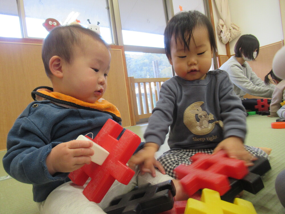 ブロックで遊ぶ子ども