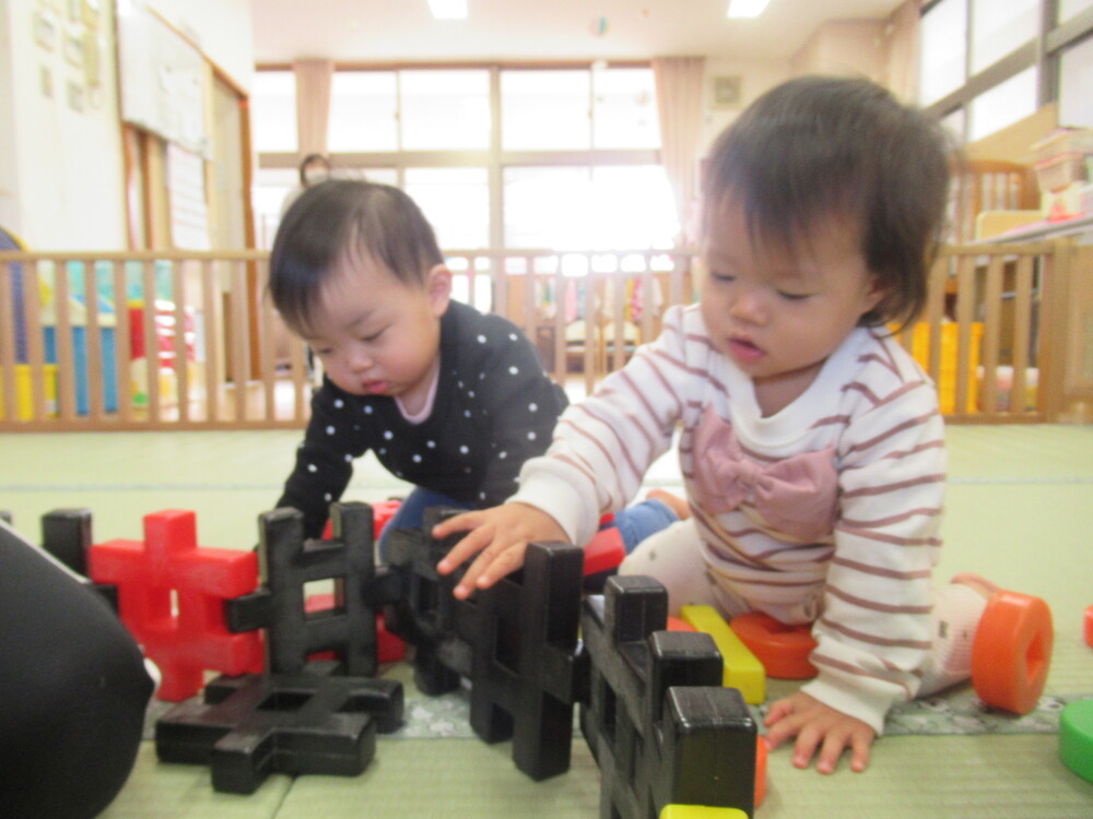 ブロックで遊ぶ子ども