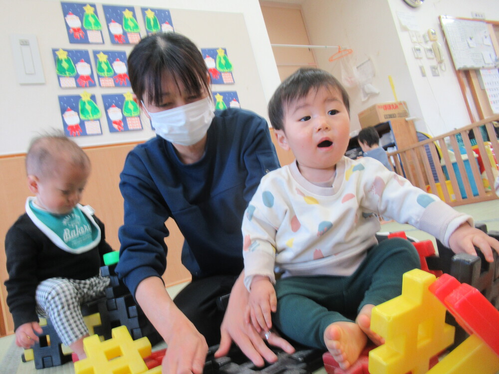 ブロックで遊ぶ子ども