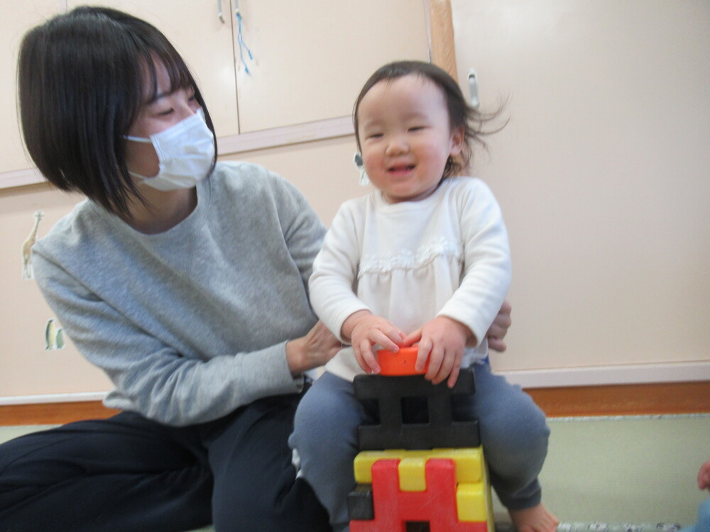 ブロックで遊ぶ子ども