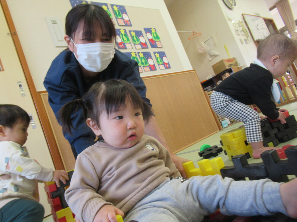ブロックで遊ぶ子ども