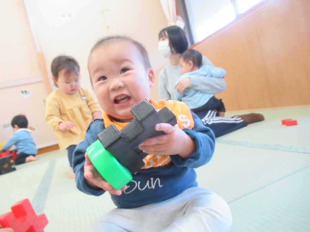 ブロックで遊ぶ子ども