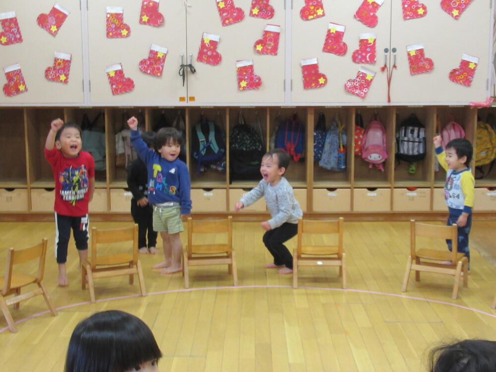 いす取りゲームをしている