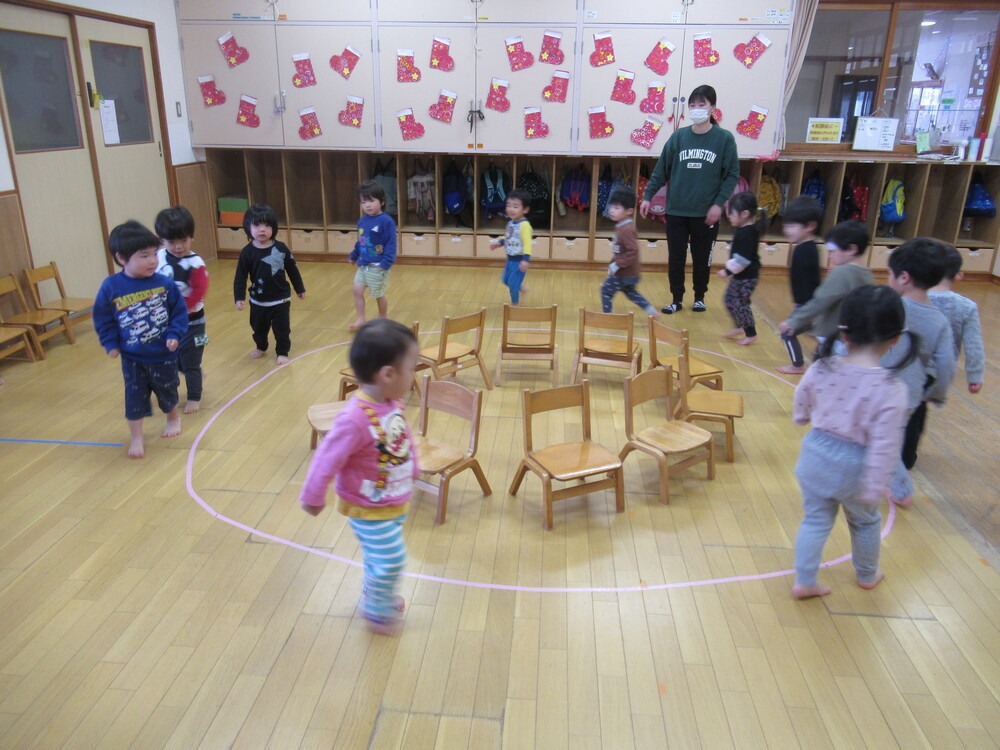 いす取りゲームをしている