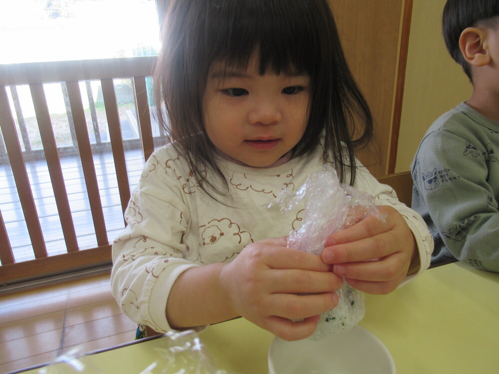 おにぎりを握っている