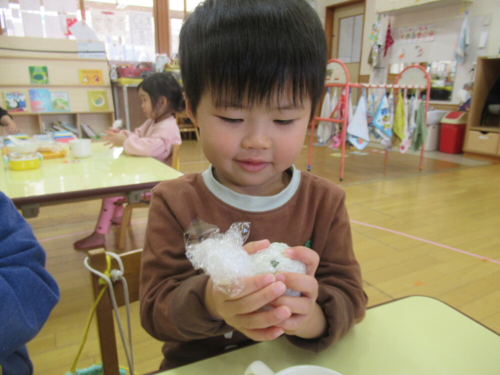 おにぎりを握っている