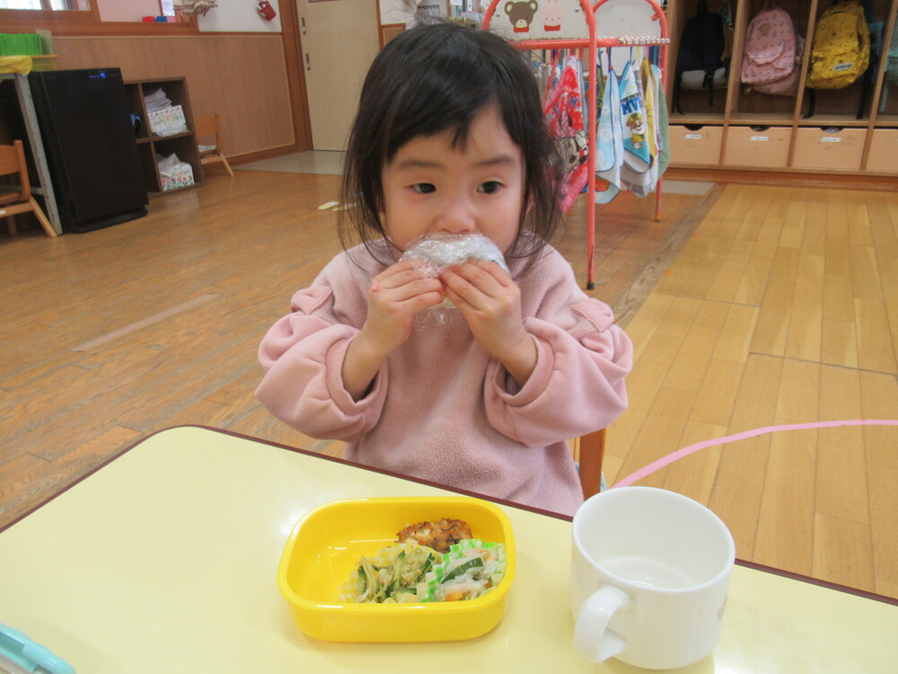 おにぎりを食べている