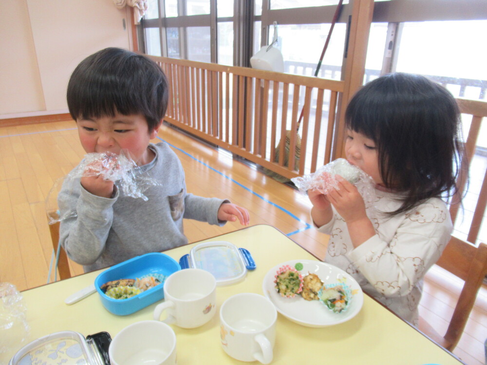 おにぎりを食べている