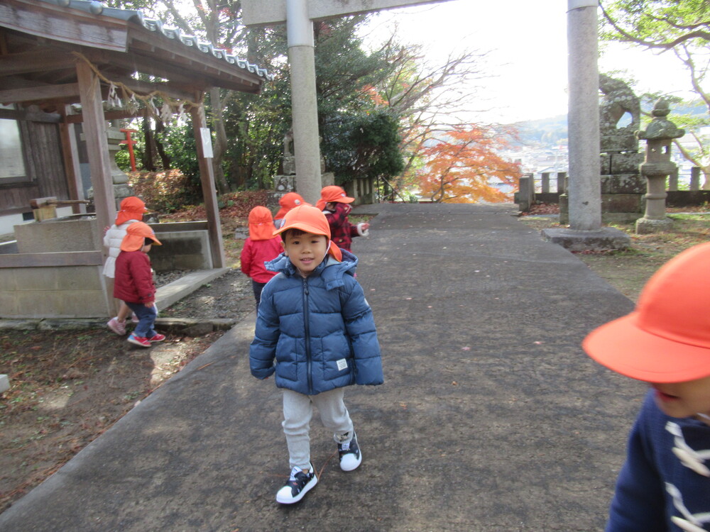 鬼ごっこをしている子どもたち