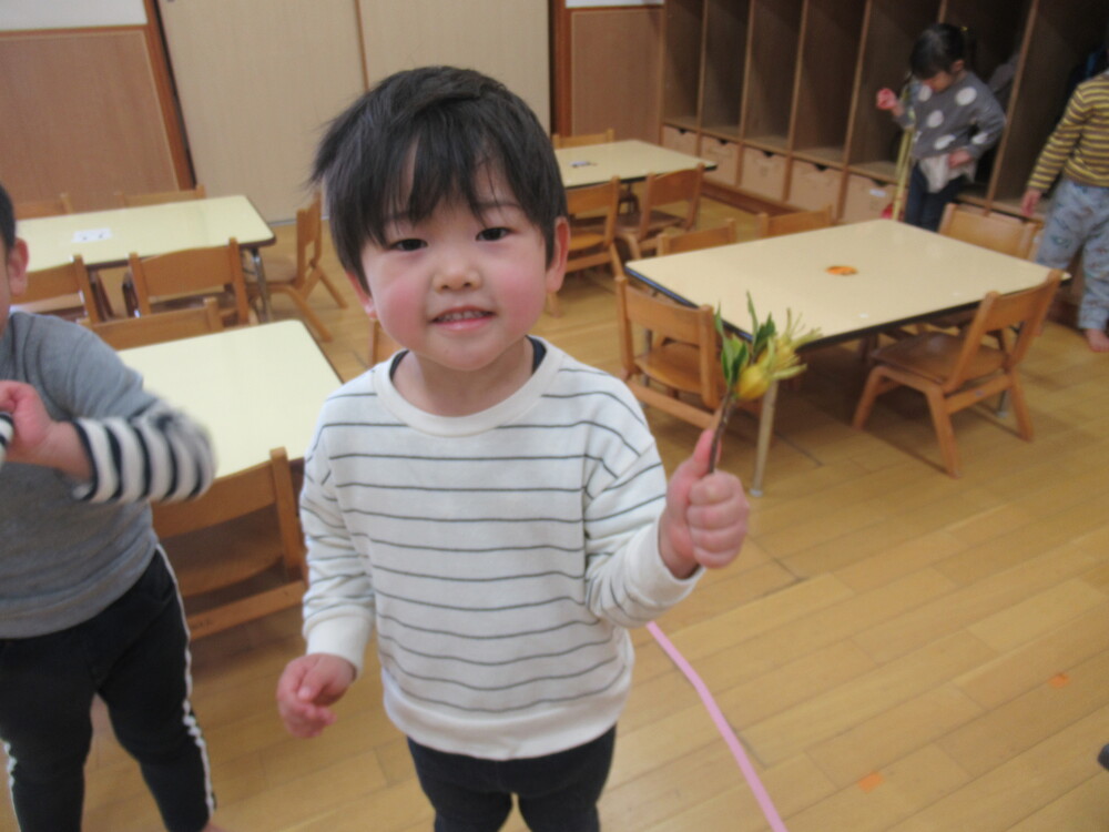くちなしの実を持っている男の子