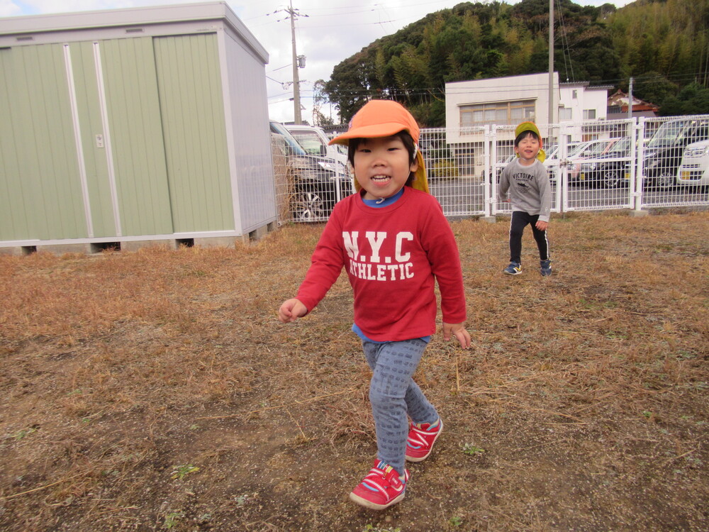 かけっこをしている