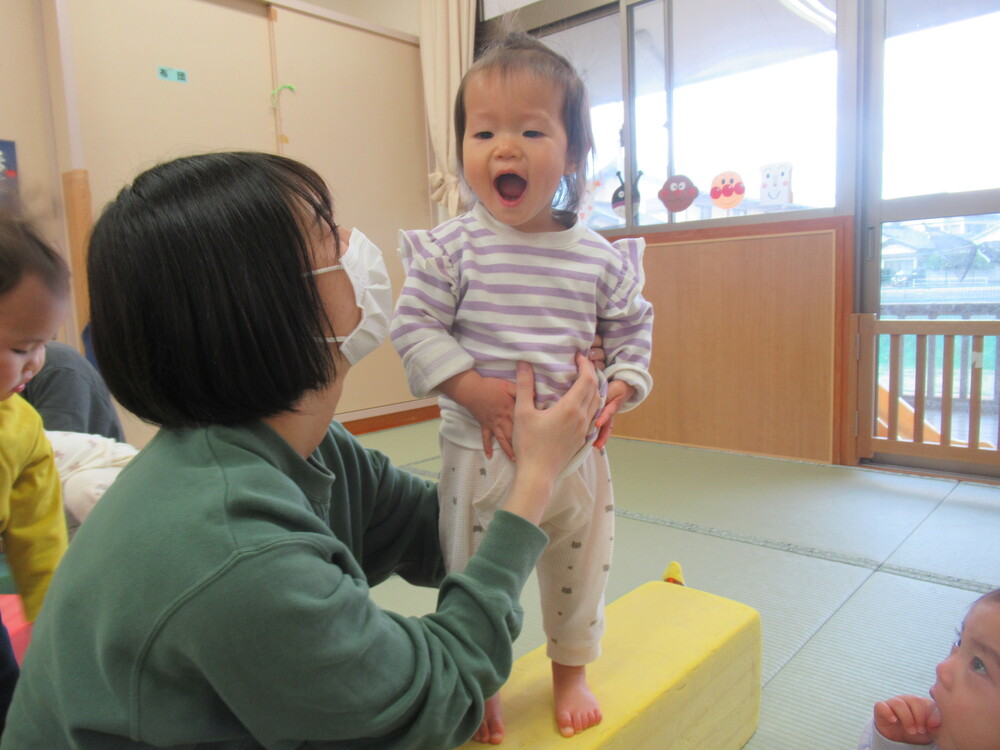 女の子がプラフォーミングの上に立っている