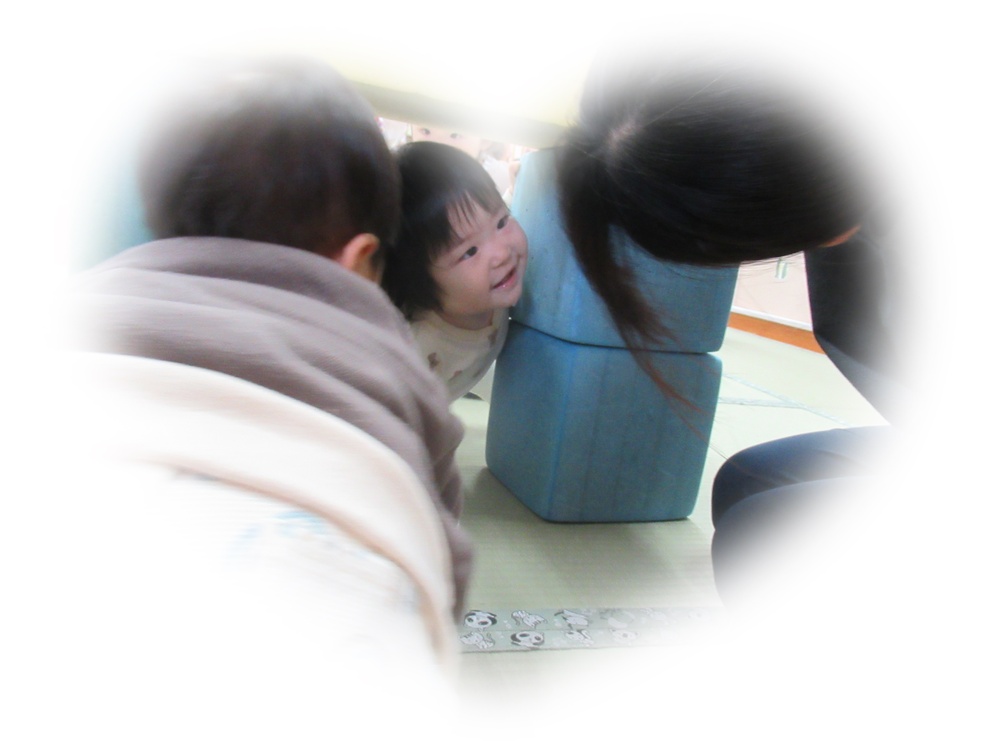 女の子がプラフォーミングから顔を覗かせている