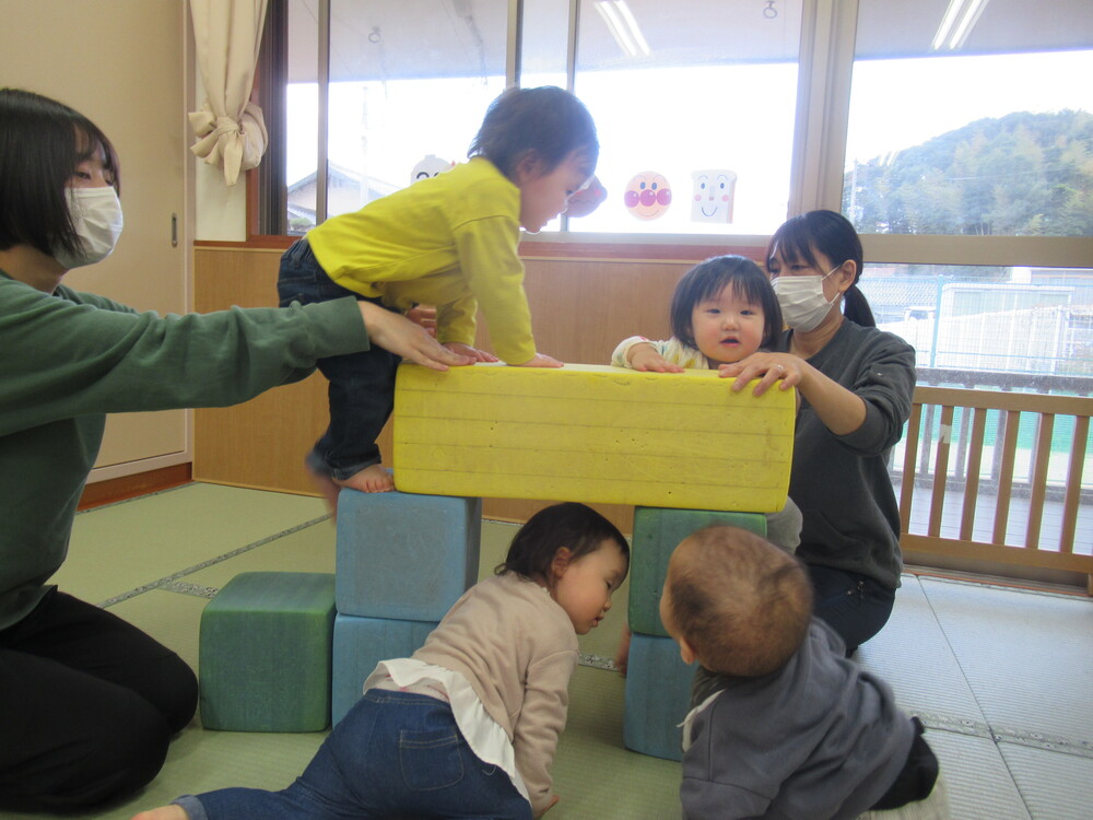 女の子がプラフォーミングを登っている