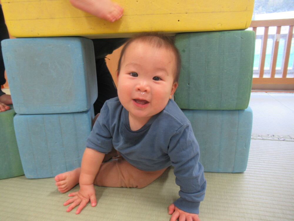 男の子が笑顔を見せてくれている