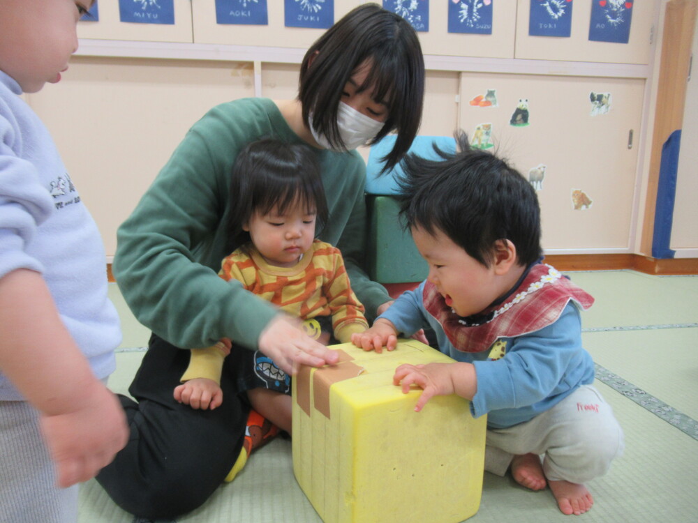 男の子たちと保育者が遊んでいる