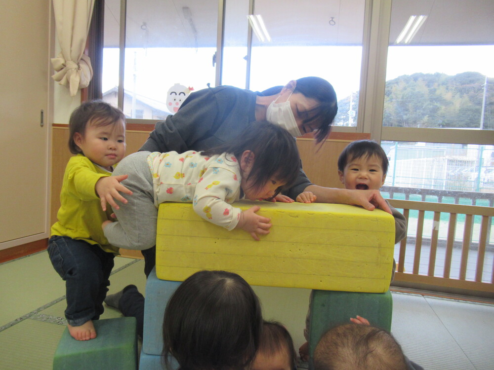 男の子がプラフォーミングに登っている