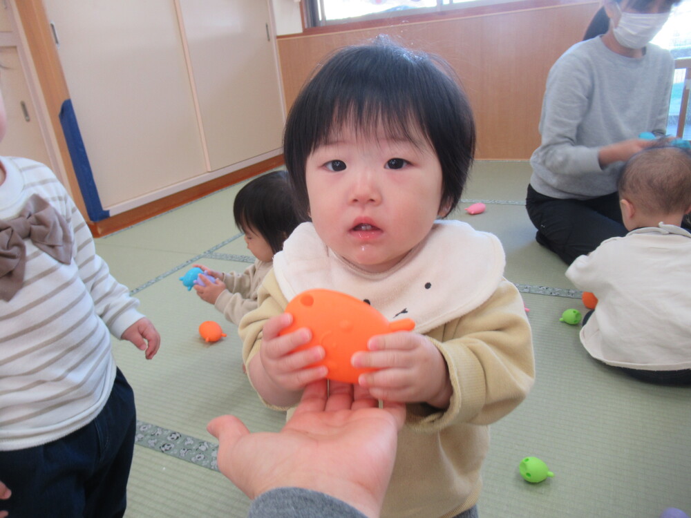 ブロックで遊ぶ女の子