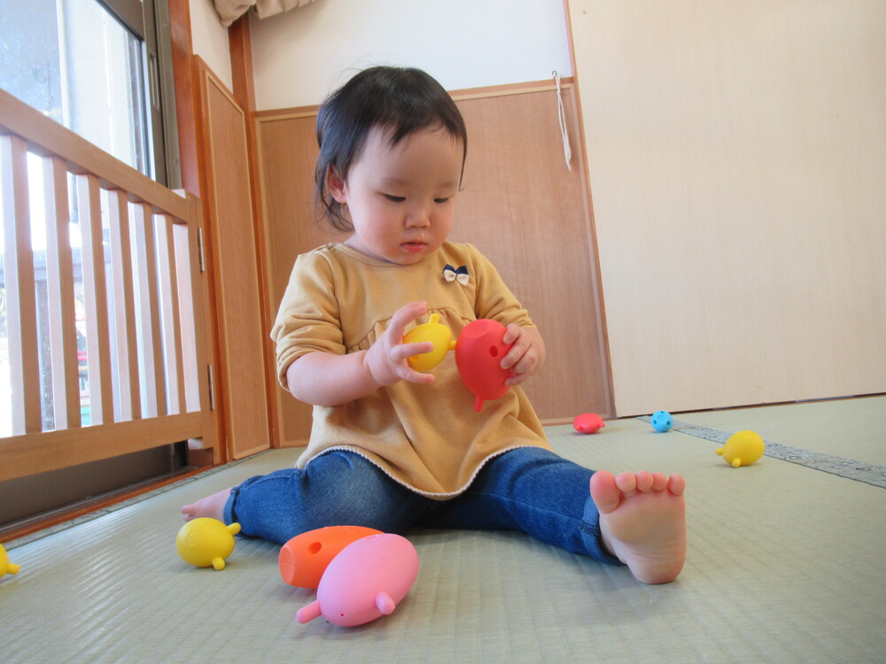 ブロックで遊ぶ女の子