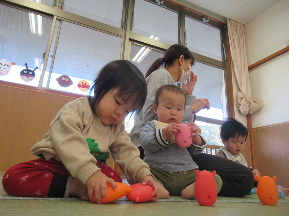 ブロックで遊ぶ男の子