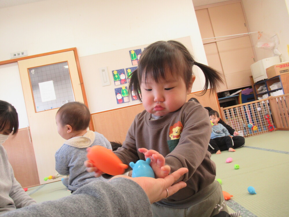 ブロックで遊ぶ男の子