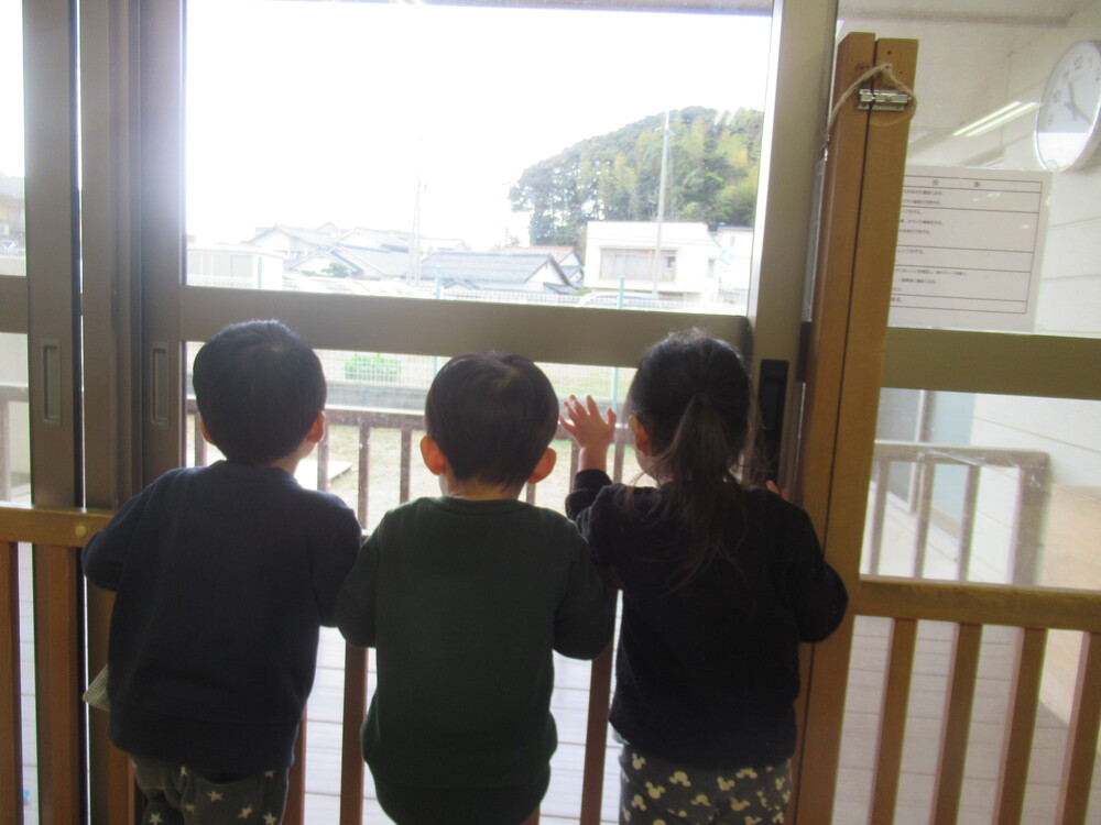 外を見ている