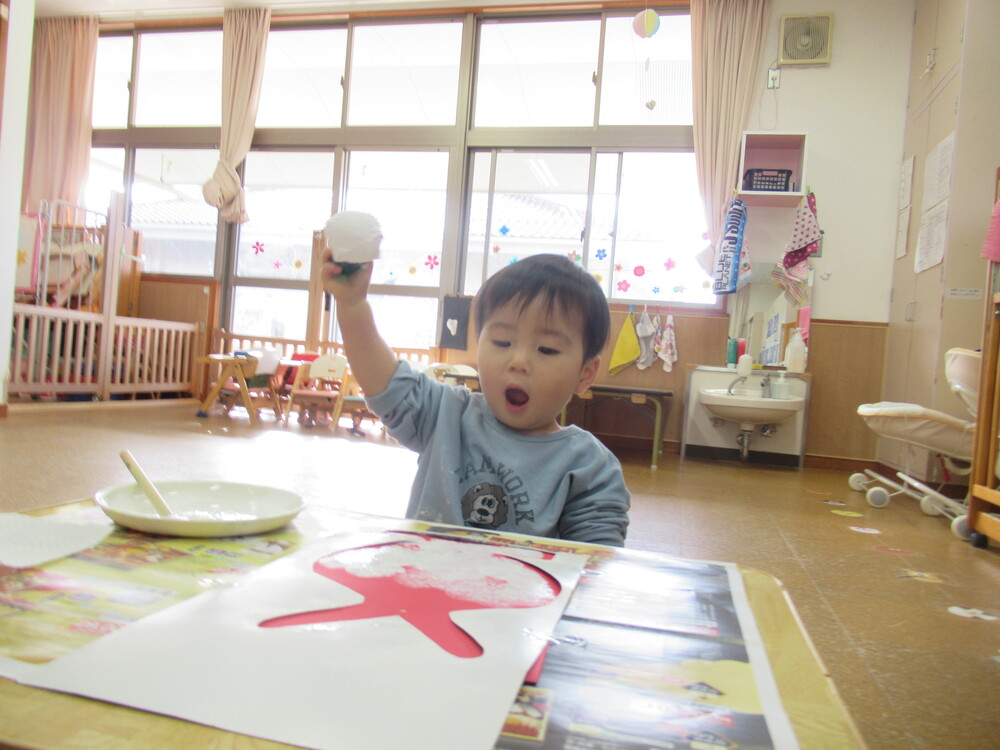 製作をする男の子