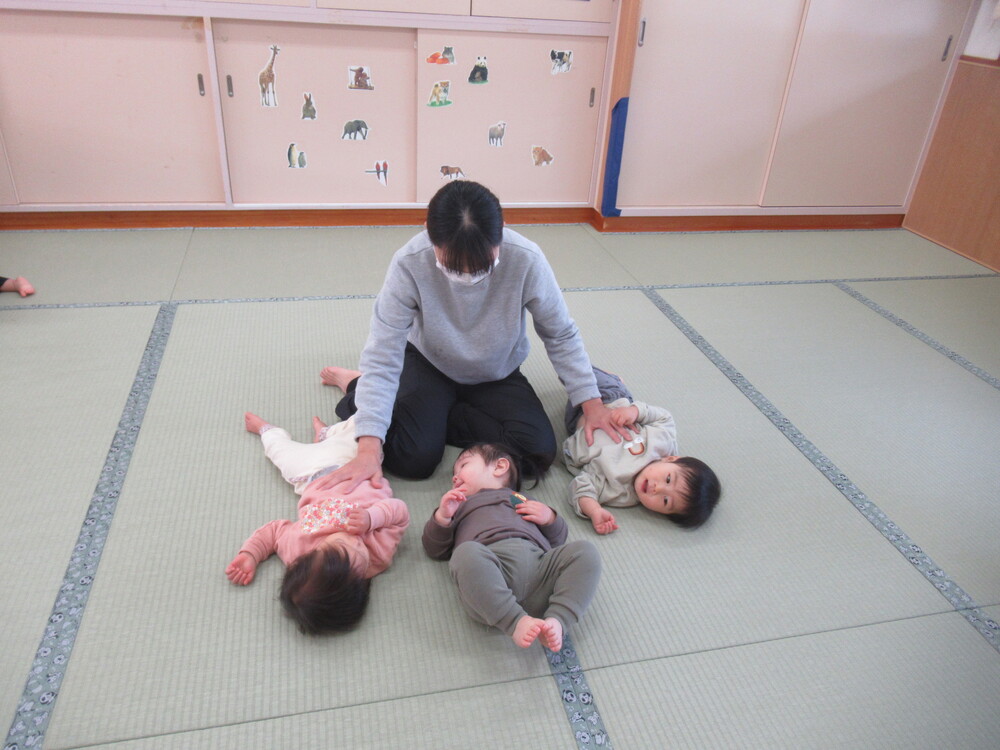 リズムをする子ども