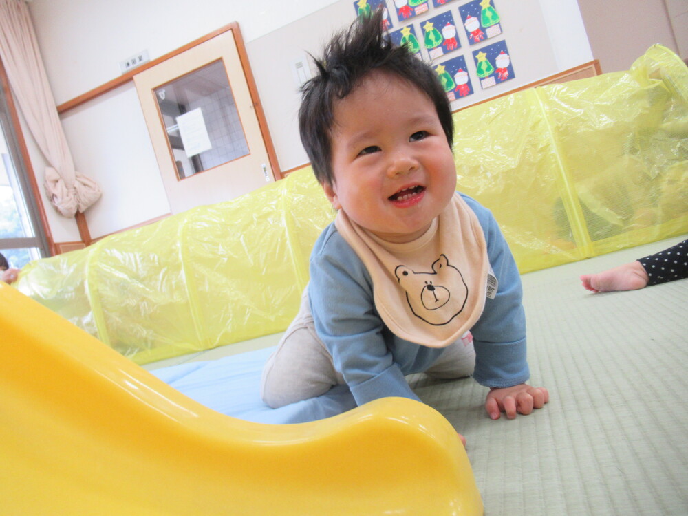 男の子が笑っている