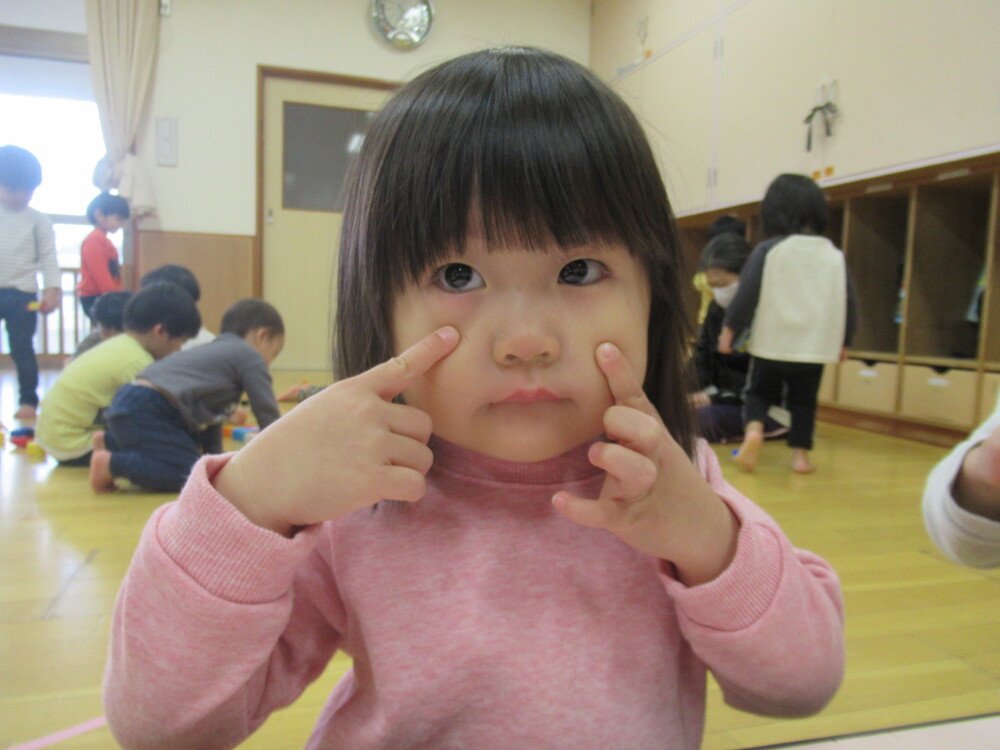目を指差しして確認をする女の子