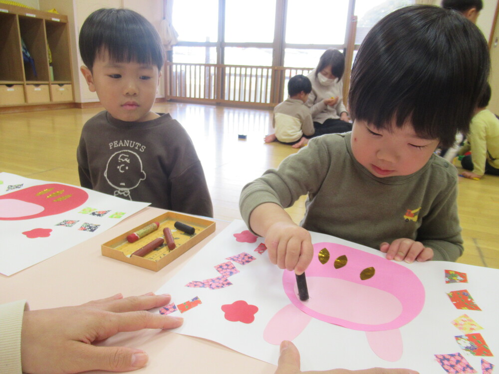 目を描いている男の子