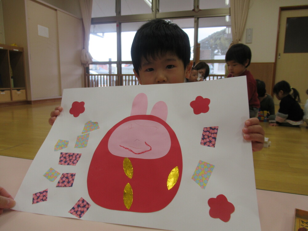 完成したうさぎを見せている女の子