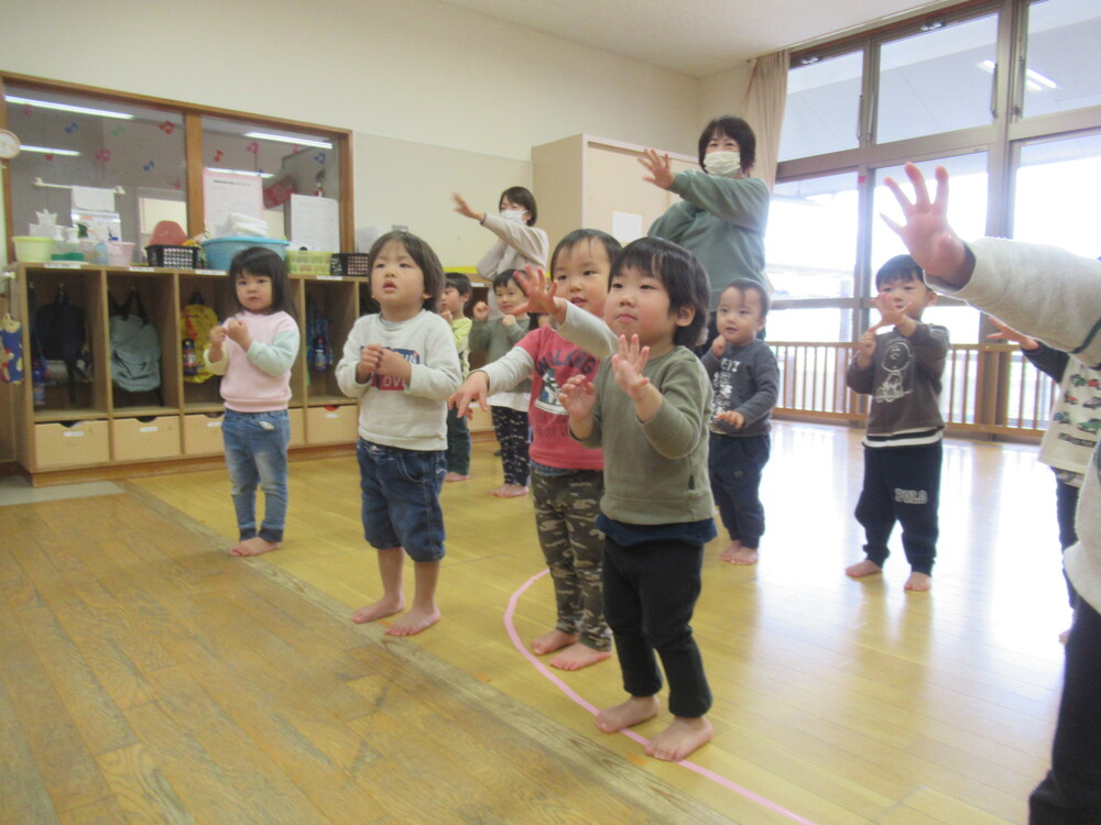 ダンスを踊っている子どもたち
