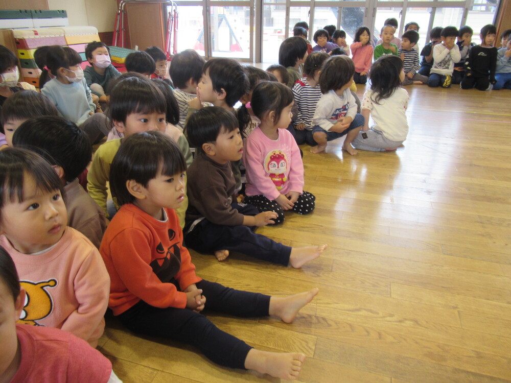 訓練で避難している子どもたち