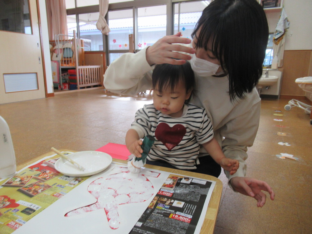 タンポでスタンプをする子ども