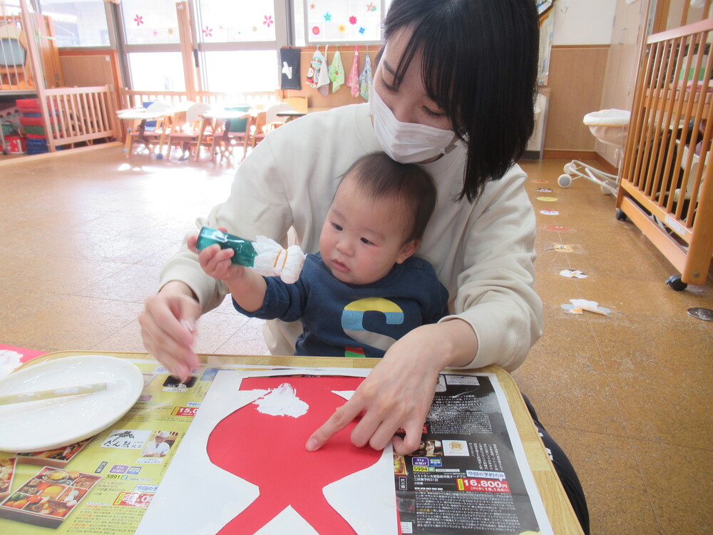 タンポでスタンプをする子ども３