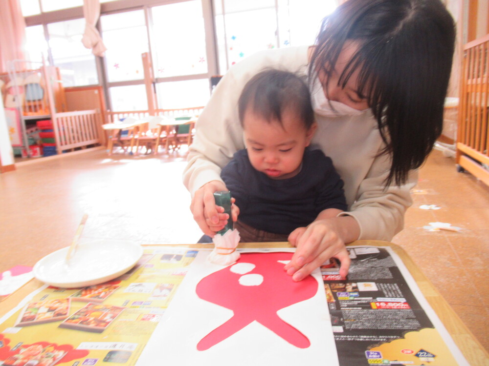 タンポでスタンプをする子ども４