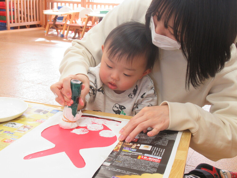 タンポでスタンプをする子ども５