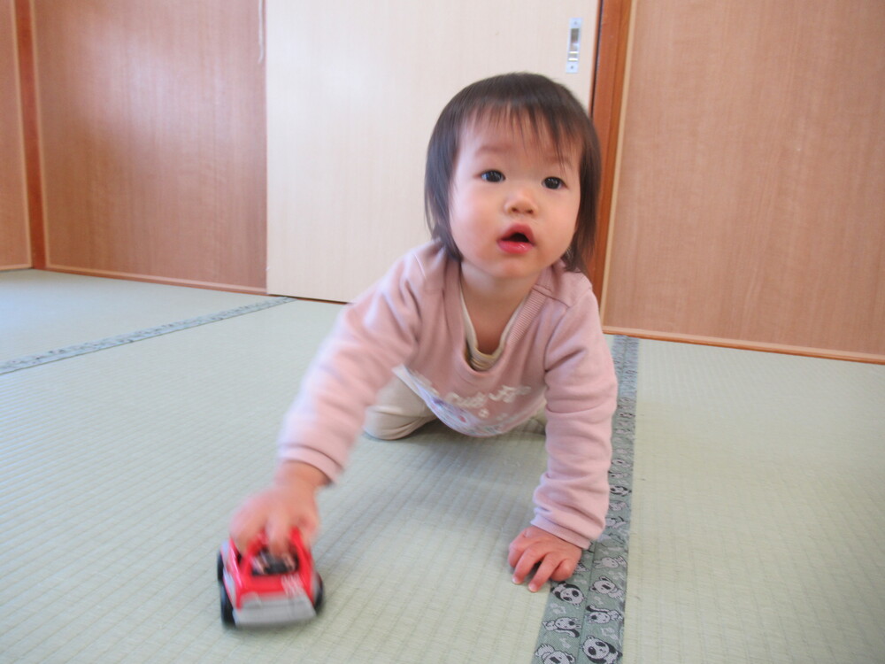 車のおもちゃで遊ぶ子ども