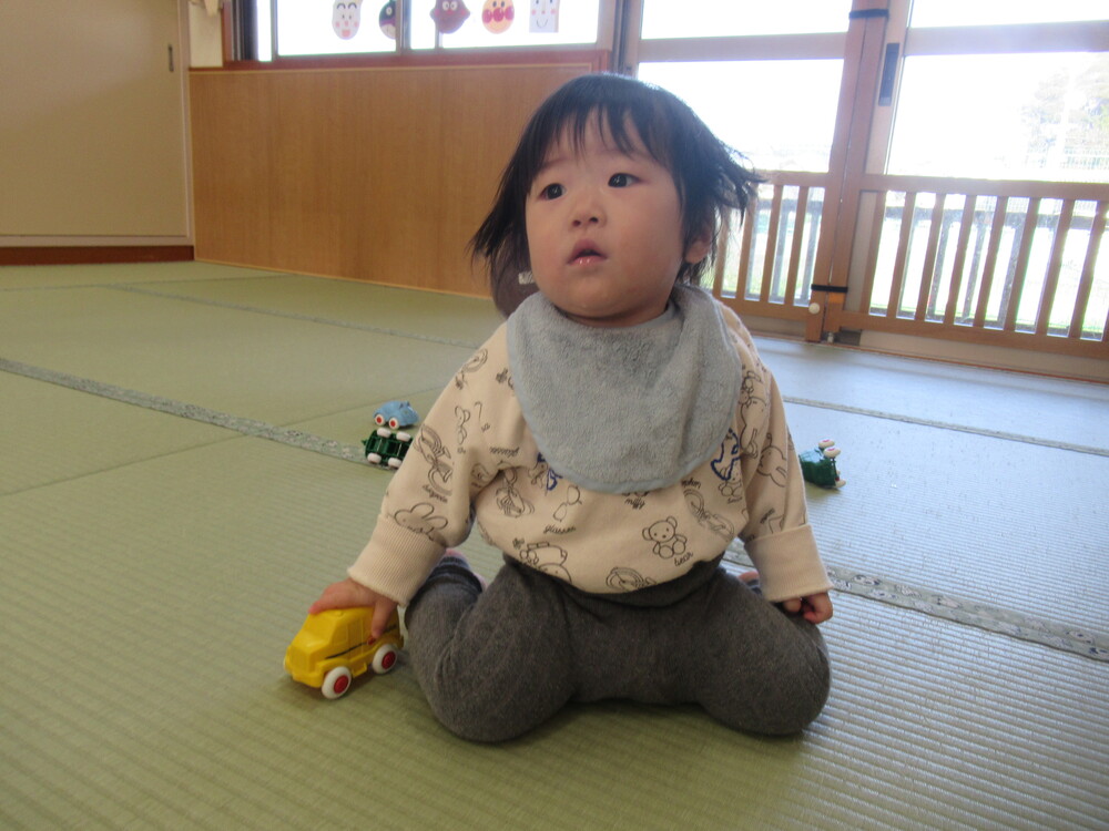 車のおもちゃで遊ぶ子ども２