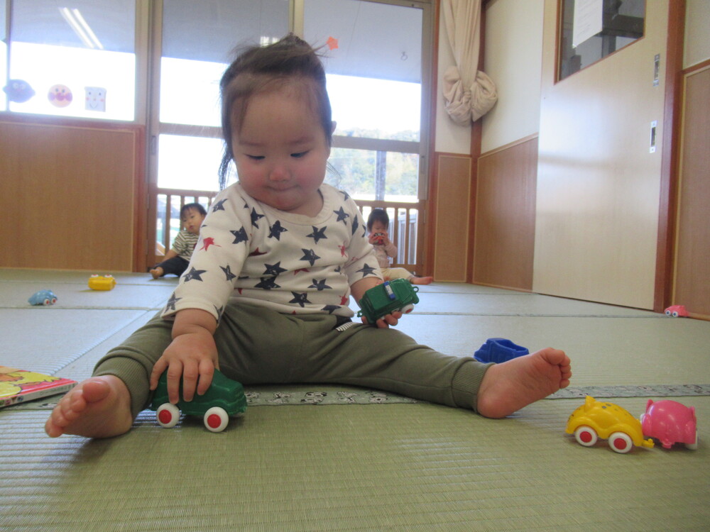 車のおもちゃで遊ぶ子ども３